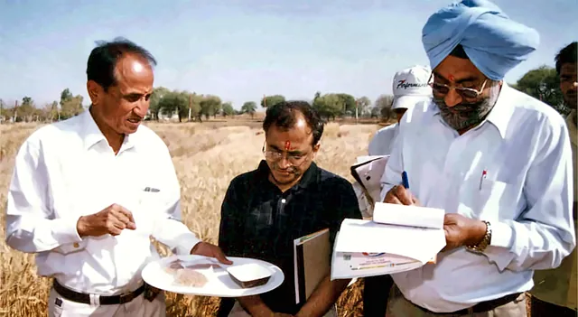Narendra Singh Sipani with Raju Barwale, CEO of Monsanto India, and Dr. Gurudev Singh at the farm