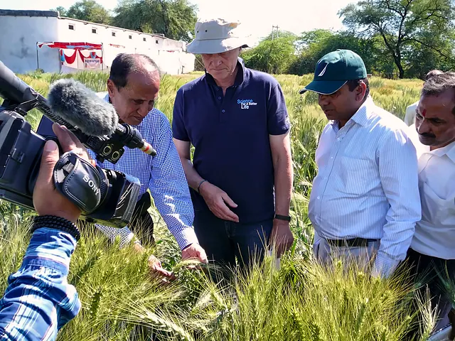 Media cover a field day at the farm
